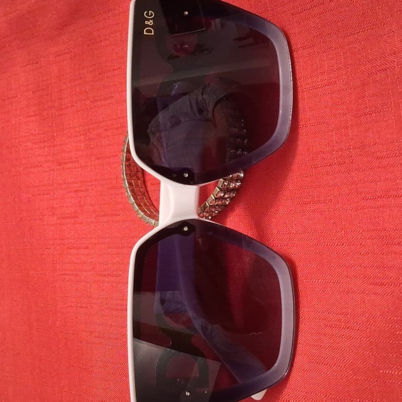 NOT QUITE FAMOUS SUNGLASSES - Picture 2 of 7